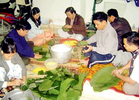 People at Tranh Khuc village make banh chung. Not only do they don't even need a mold to wrap the banh chung in the exact manner, but also many can make hundreds of them of the same size. (Photo: SGGP) People at Tranh Khuc village make banh chung. Not only do they don't even need a mold to wrap the banh chung in the exact manner, but also many can make hundreds of them of the same size. (Photo: SGGP)
